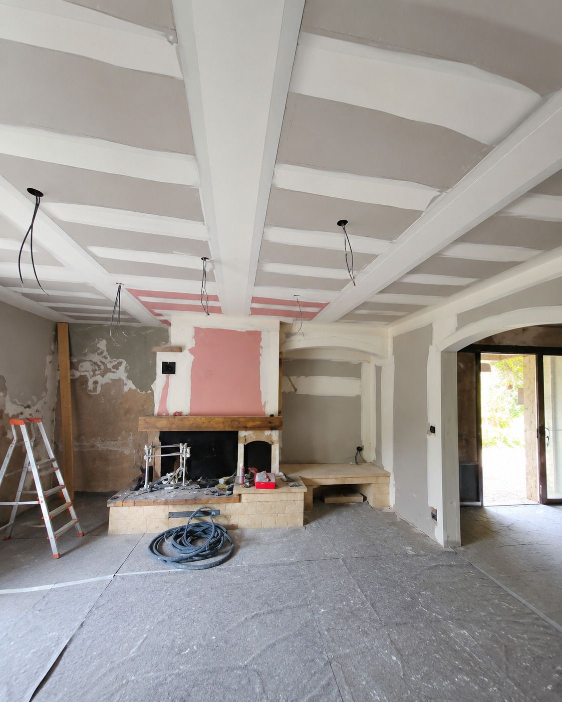 Plafond a caissons realise en platrerie dans un grand volume interieur.
