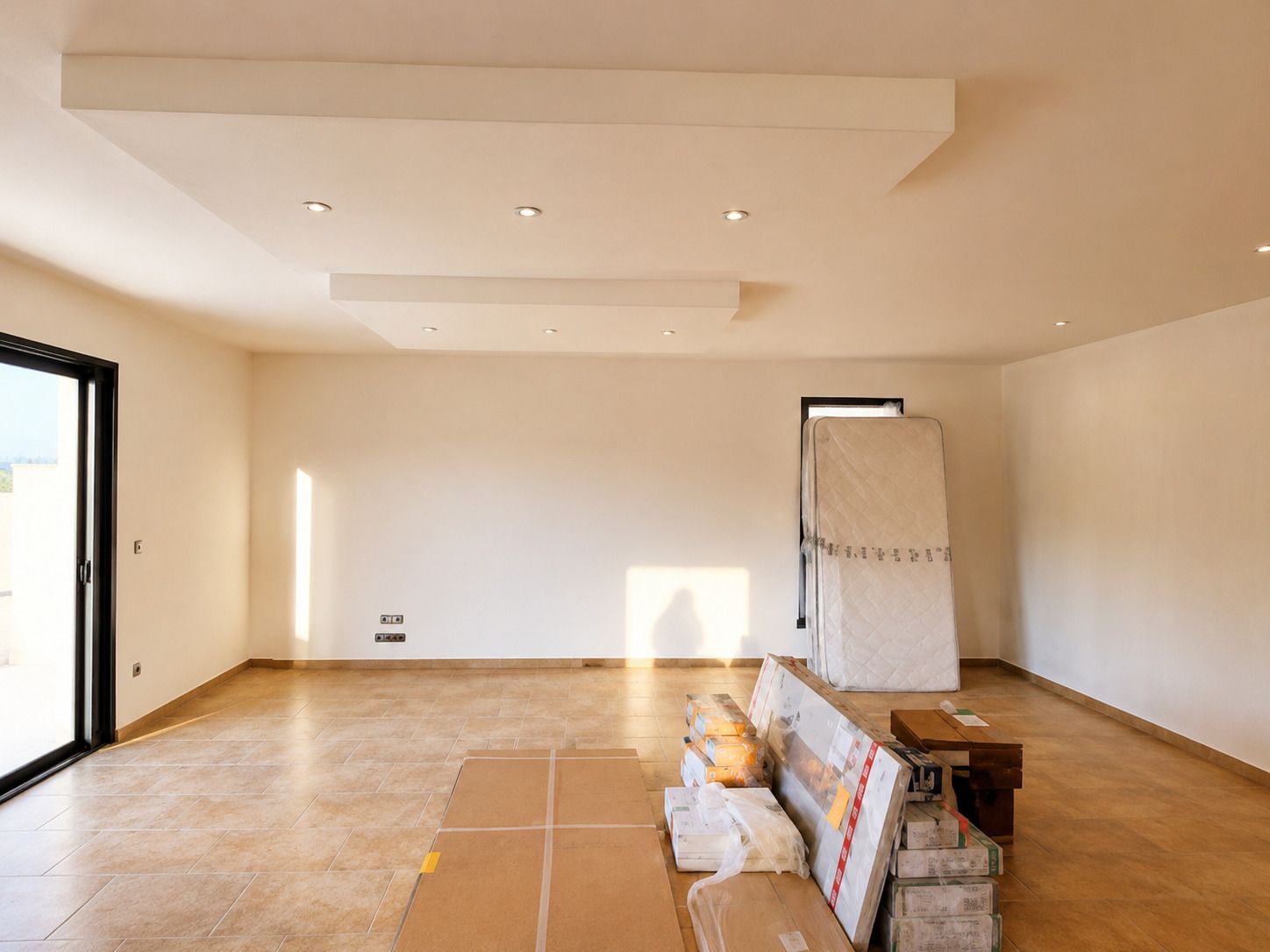 Salon renove en fin de chantier, materiel de finition encore en place.