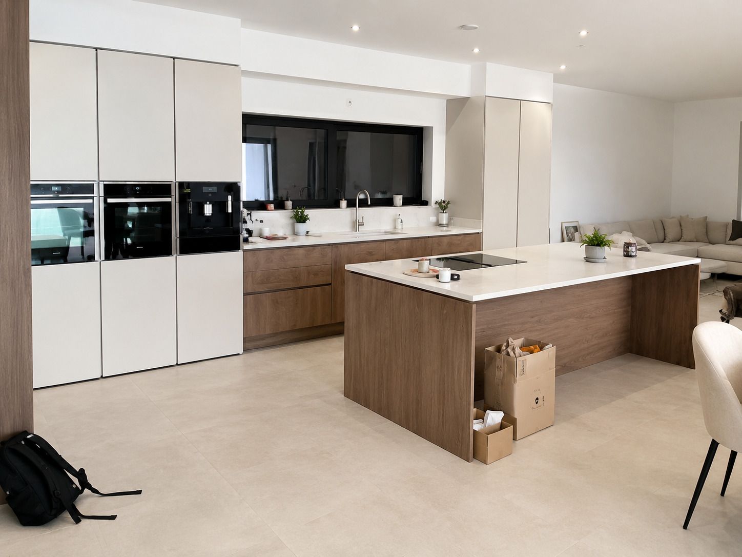 Cuisine ouverte contemporaine terminee apres renovation interieure.