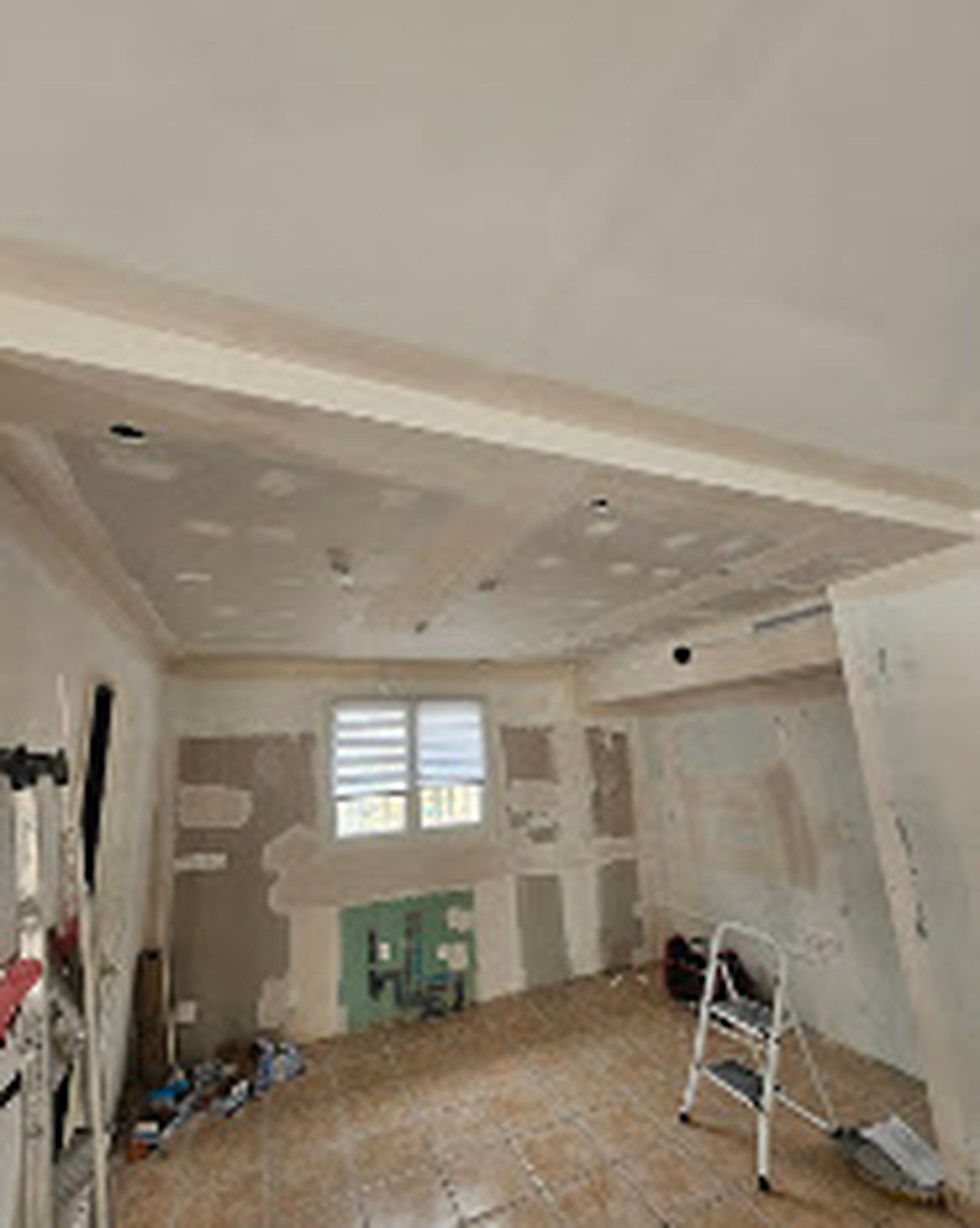 Pièce en cours de pose de plaques de plâtre sur ossature.
