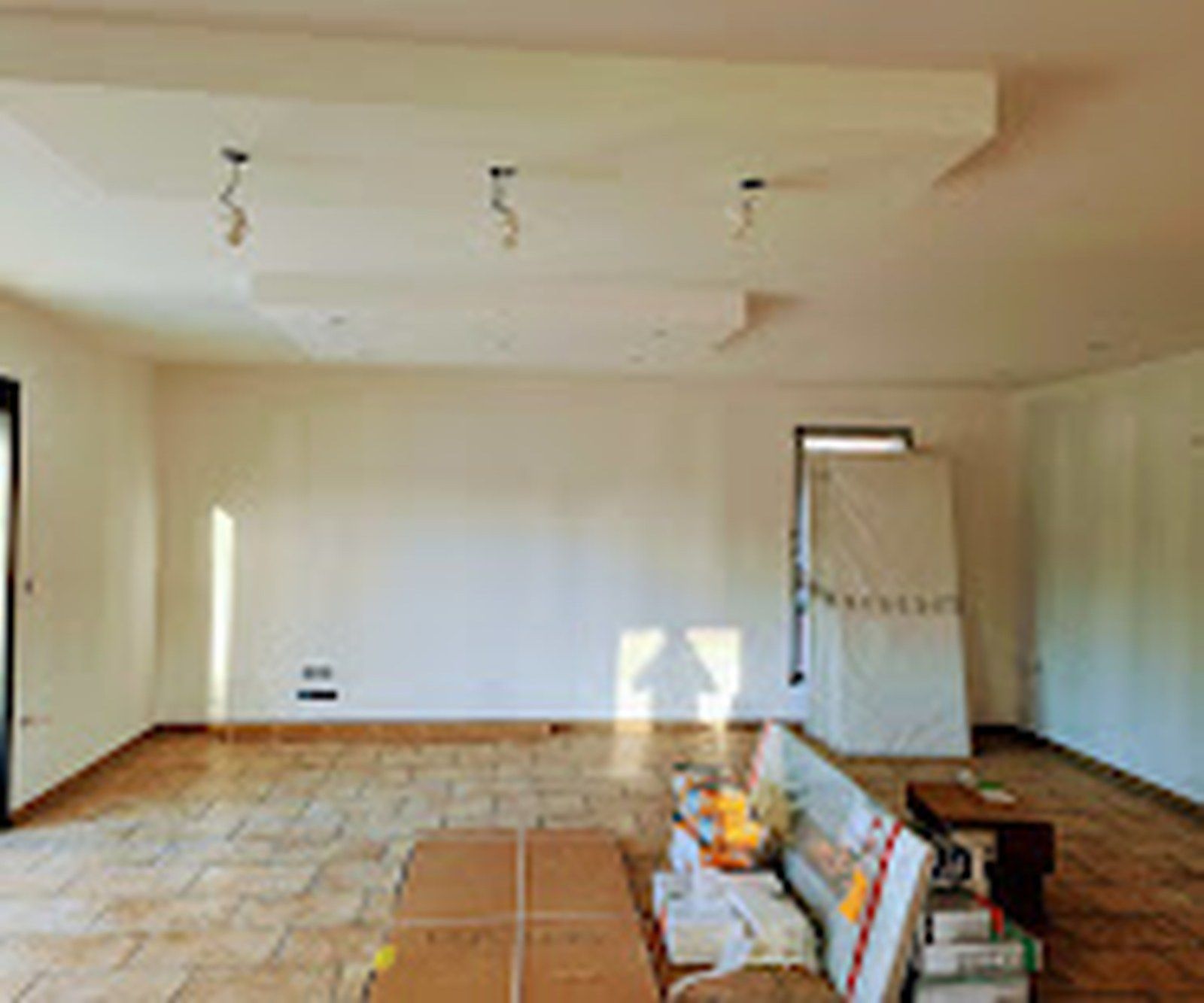 Pièce lumineuse aux murs terminés, prête pour les finitions.